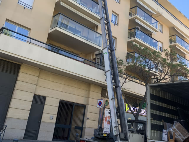 Déménageurs monte-meuble